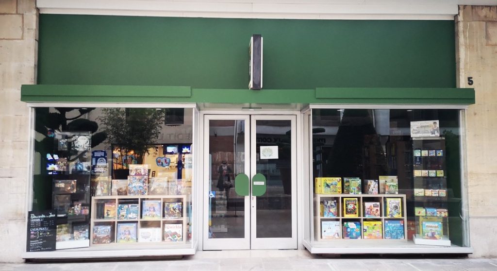 ion-boutique-2610-des-cartes-et-des-jeux.jpg